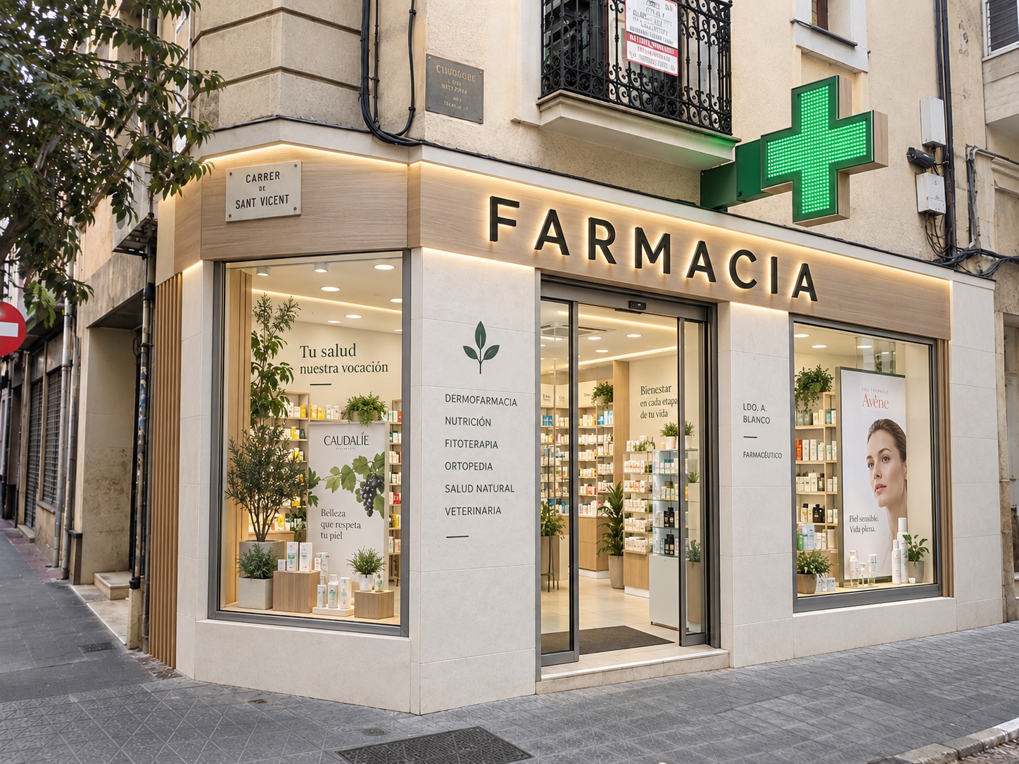 Fachada renovada, con rótulo iluminado y escaparates amplios y luminosos.